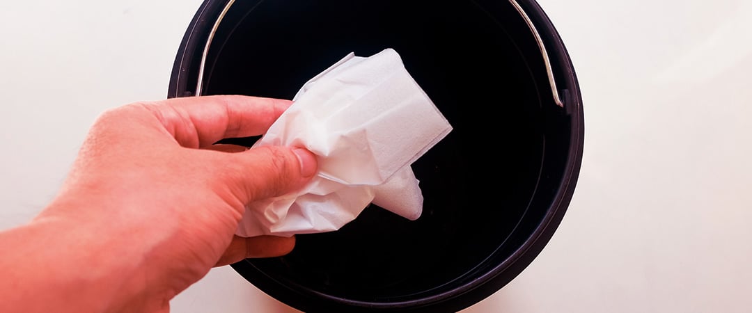 mano-de-hombre-tirando-bola-de-papel-higienico-a-cesto-de-basura-como-desechar-condon-1
